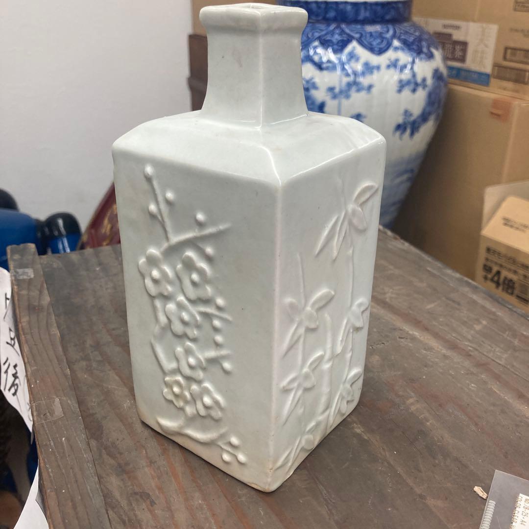 李朝　青白磁角徳利　陽刻　朝鮮美術