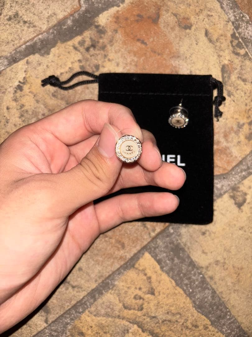 y*0様 CHANEL ロゴ入りピアス オリジナルポーチ付値下げ交渉可