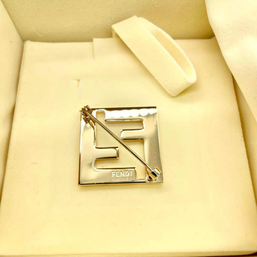 現行 【未使用級】フェンディ FENDI FFロゴ ブローチ ピンク ゴールド