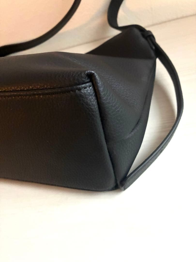 2回使用【soins】　牛革ミニマルショルダーバッグ