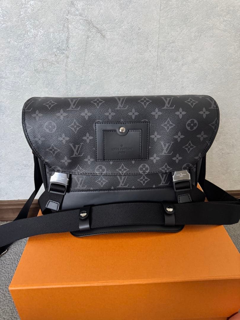 極美品 ルイヴィトン　メッセンジャーヴォワヤージュPM ブラック