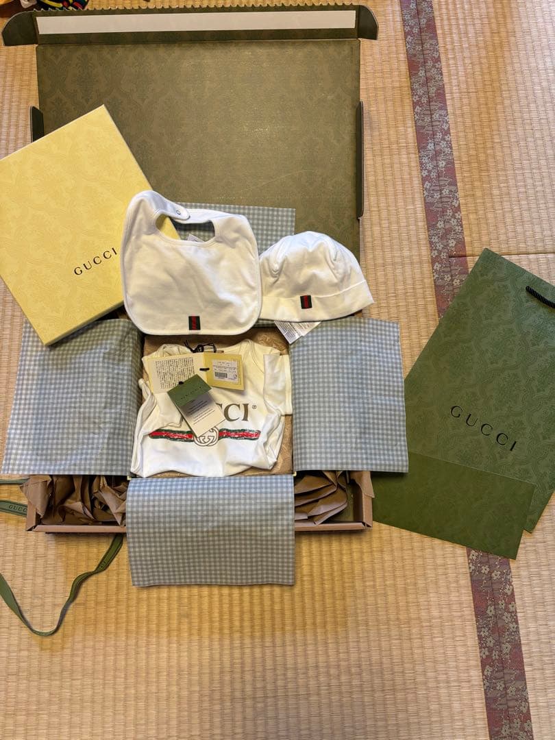 4/2⭐︎　GUCCI ロゴベビーロンパース 白　80cm