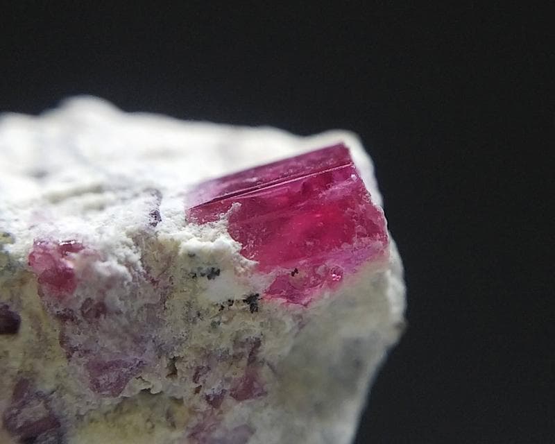 351 複数結晶 レッドベリル ビクスバイト レッドエメラルド 結晶 標本