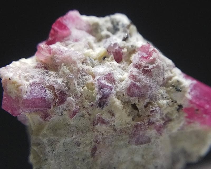 351 複数結晶 レッドベリル ビクスバイト レッドエメラルド 結晶 標本