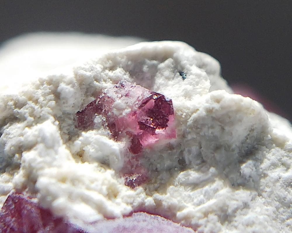 351 複数結晶 レッドベリル ビクスバイト レッドエメラルド 結晶 標本