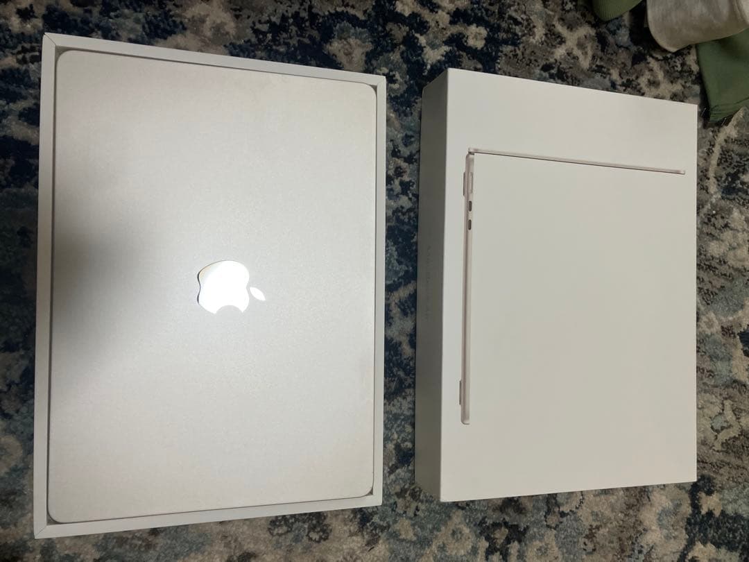 M2 13インチMacbookAir スターライト8GB充電回数5回