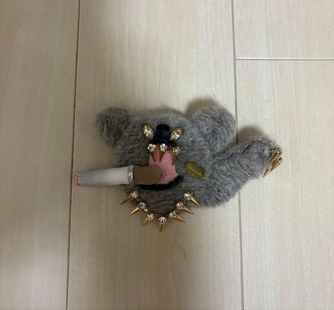 デモデ　クマ型スパイクブローチ　チェーン付き