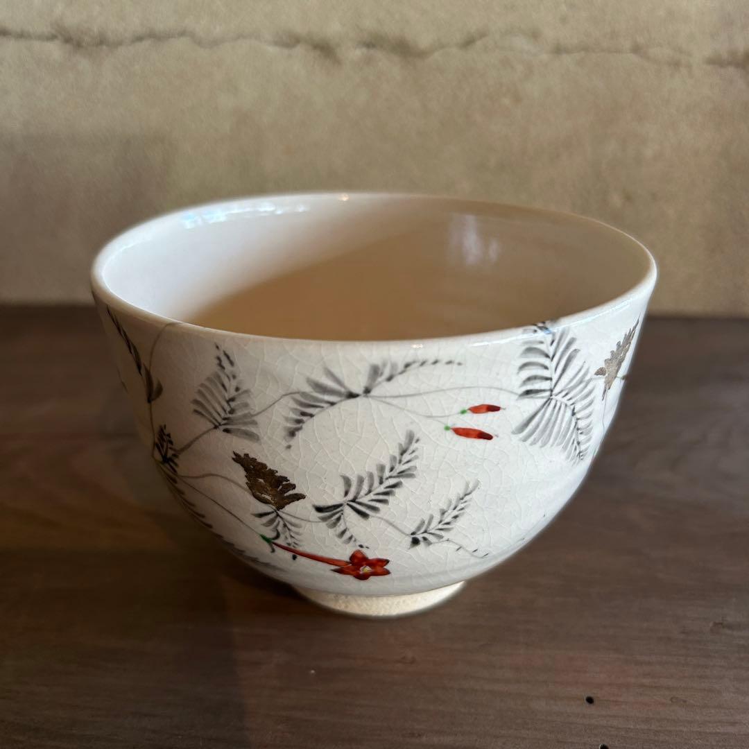 山本義博　明日香窯　色絵銀彩　留紅草　茶腕　陶芸　共箱付き　26.1.22-3