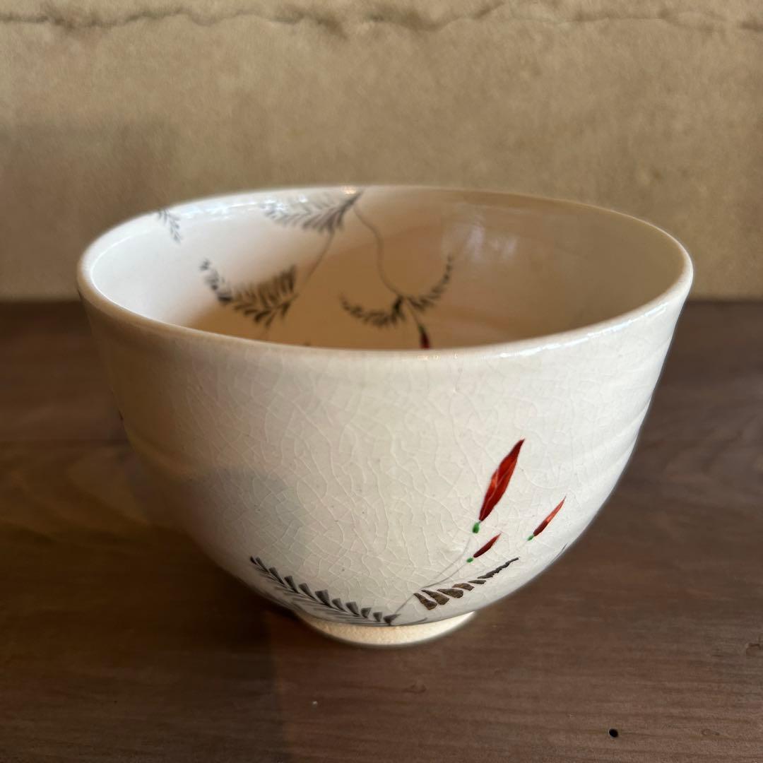 山本義博　明日香窯　色絵銀彩　留紅草　茶腕　陶芸　共箱付き　26.1.22-3