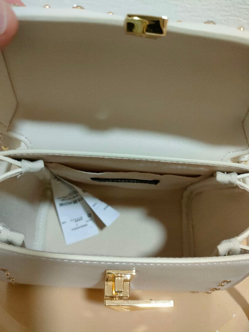 セルフォード　リュタンビジュースタッズポシェット　アイボリー