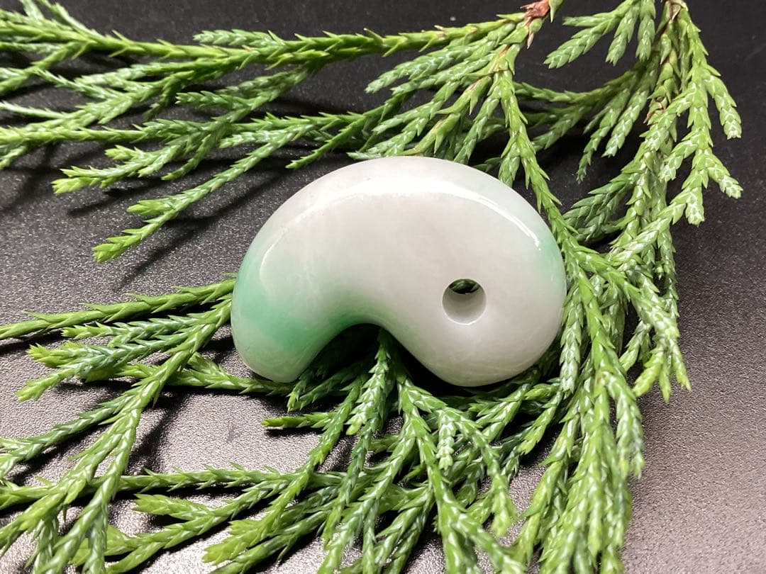 ✳ premiumシリーズ 本物の糸魚川翡翠　開運*摩訶不思議な勾玉　鑑別書付を