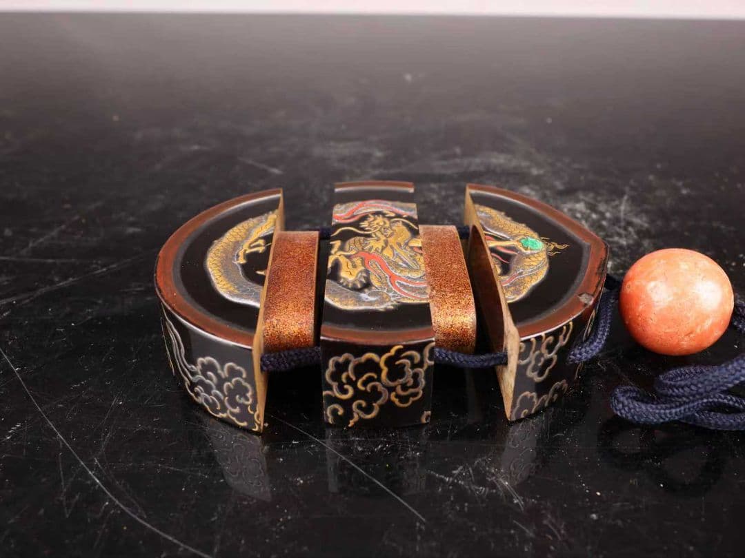 A91 【印籠】 時代漆芸 金彩蒔絵 龍紋 内梨地 丸根付 傷有