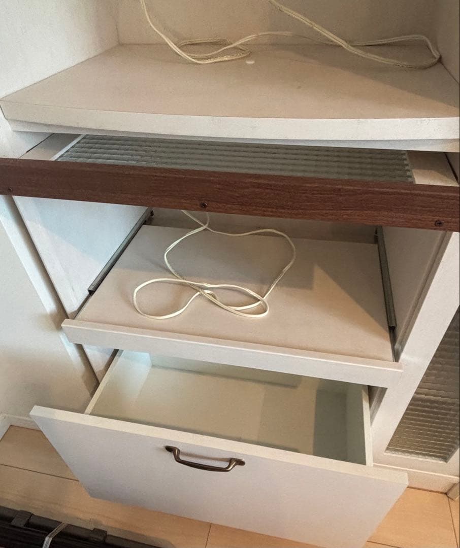 ホワイト木製食器棚 ガラス扉付き