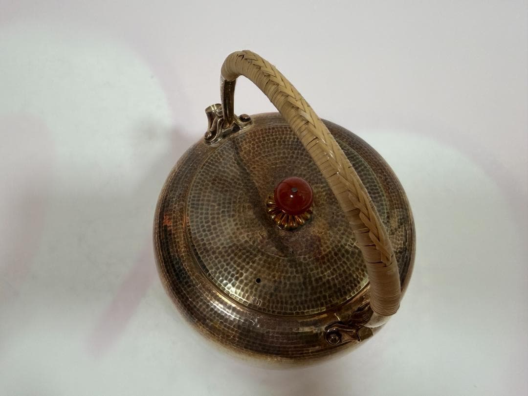 純銀製 丸形 赤玉摘み 鎚目紋 湯沸 銀瓶 煎茶道具 重637ｇ