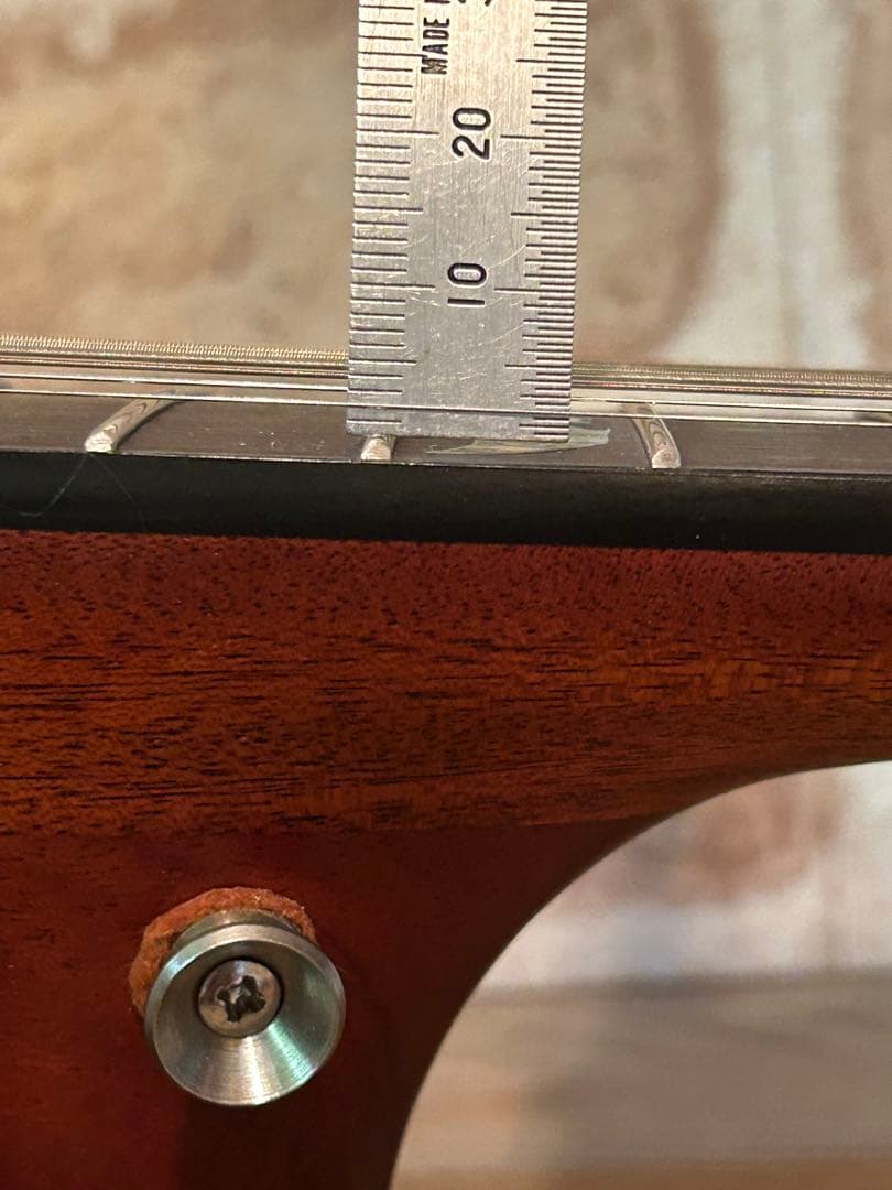 琥珀色サンバーストのアコースティックギター