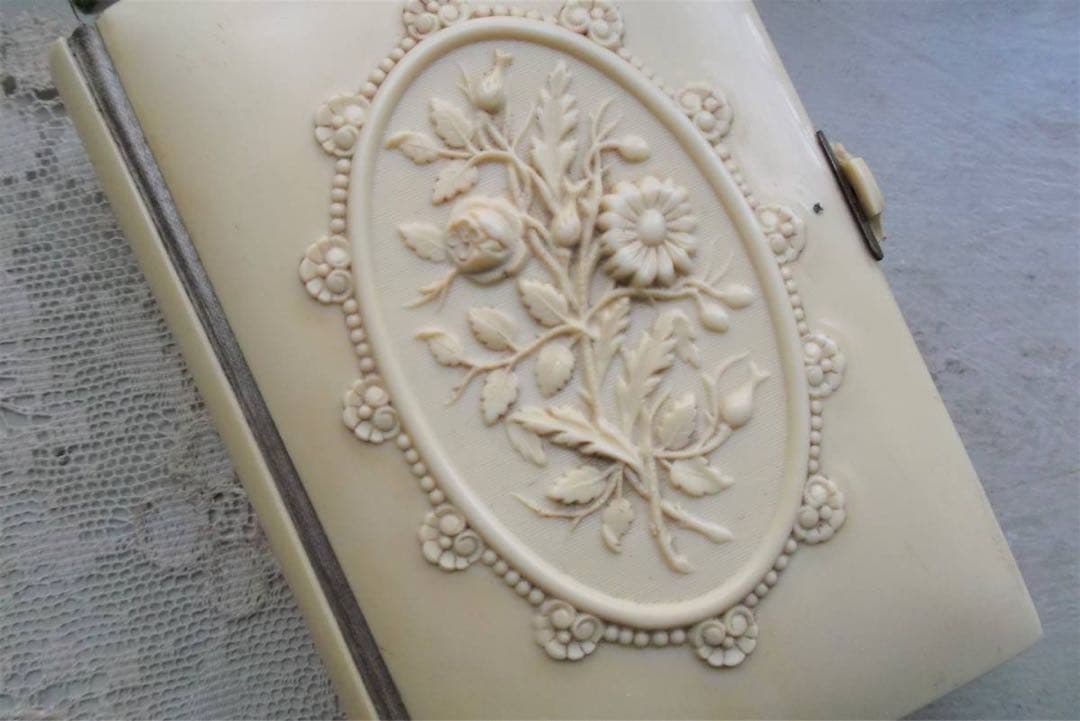 フランスアンティーク■アイボリーの表紙の祈祷書 花 古い本　セルロイド