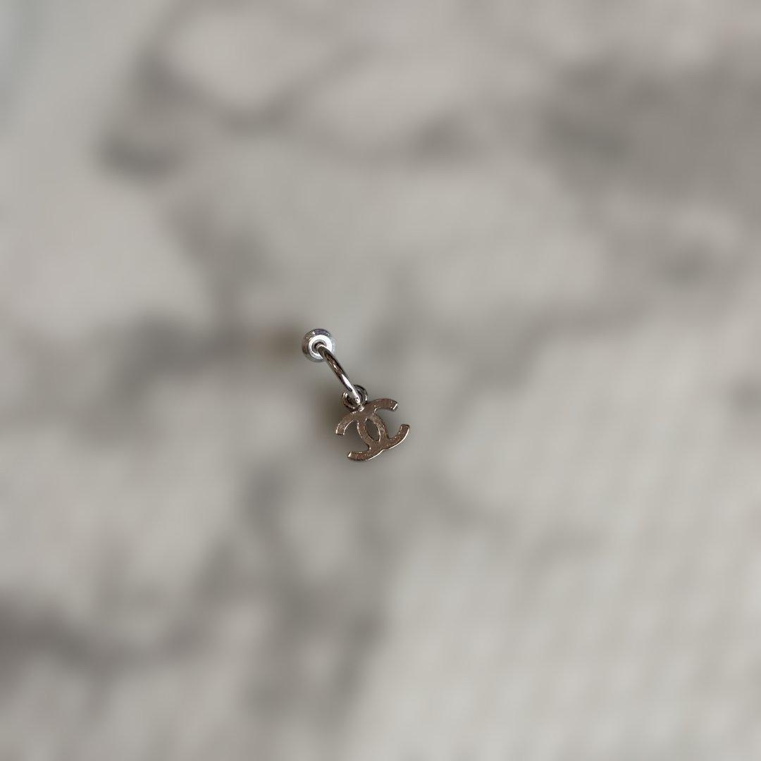 CHANEL シルバー ロゴピアス 片耳用