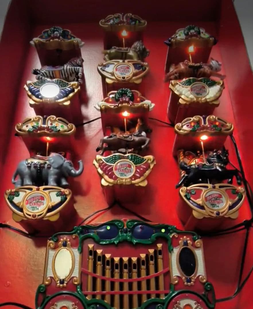HOLIDAY CAROUSEL ホリデーカルーセル　　クリスマス　サンタ