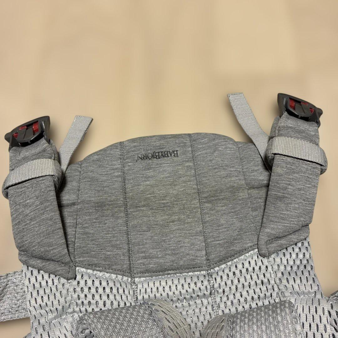 美品　ベビービョルンの抱っこひも　人気のハーモニー　シルバー　BABYBJÖRN