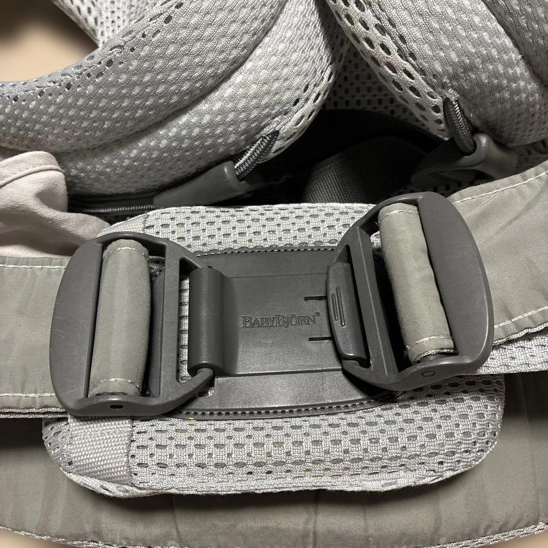 美品　ベビービョルンの抱っこひも　人気のハーモニー　シルバー　BABYBJÖRN