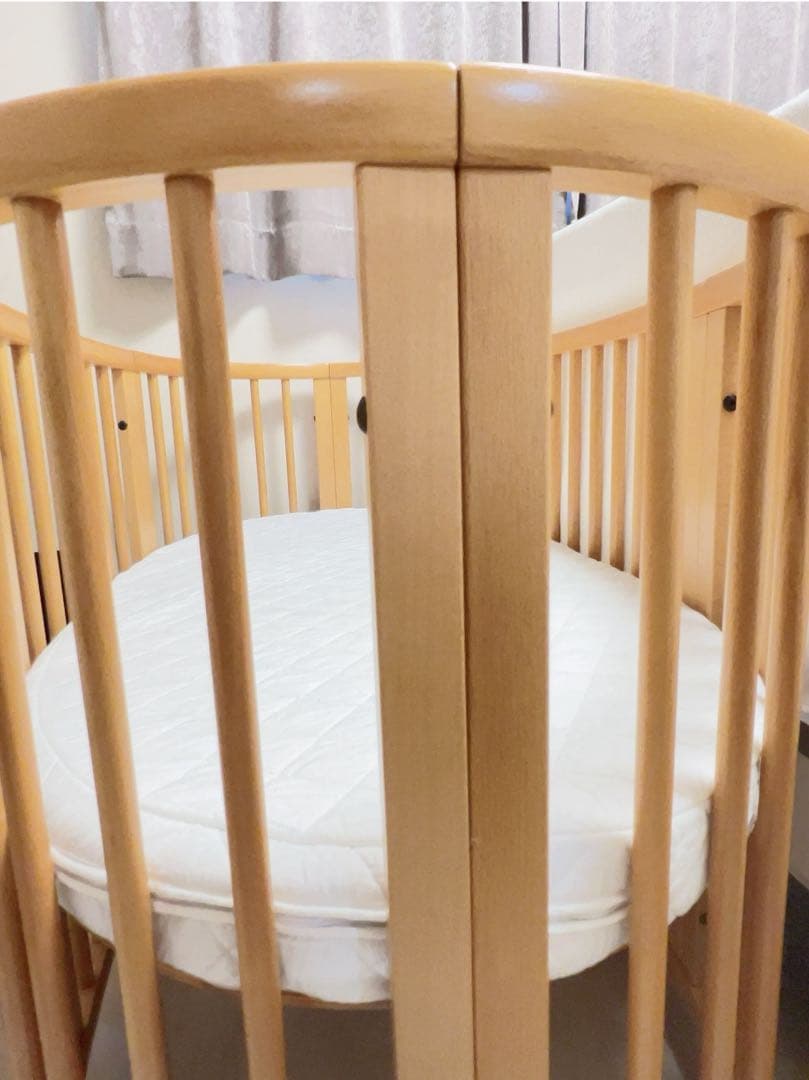 ストッケ　円形木製ベビーベッド