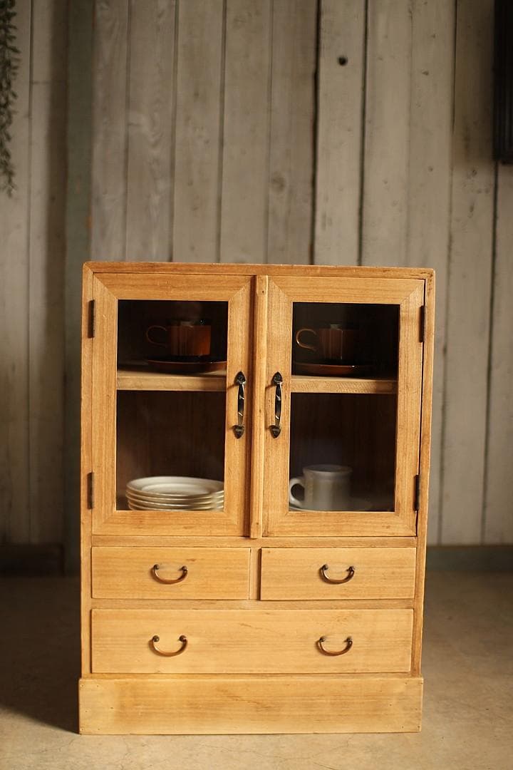 古い小ぶりな木枠のガラス戸棚×小引き出し3杯
