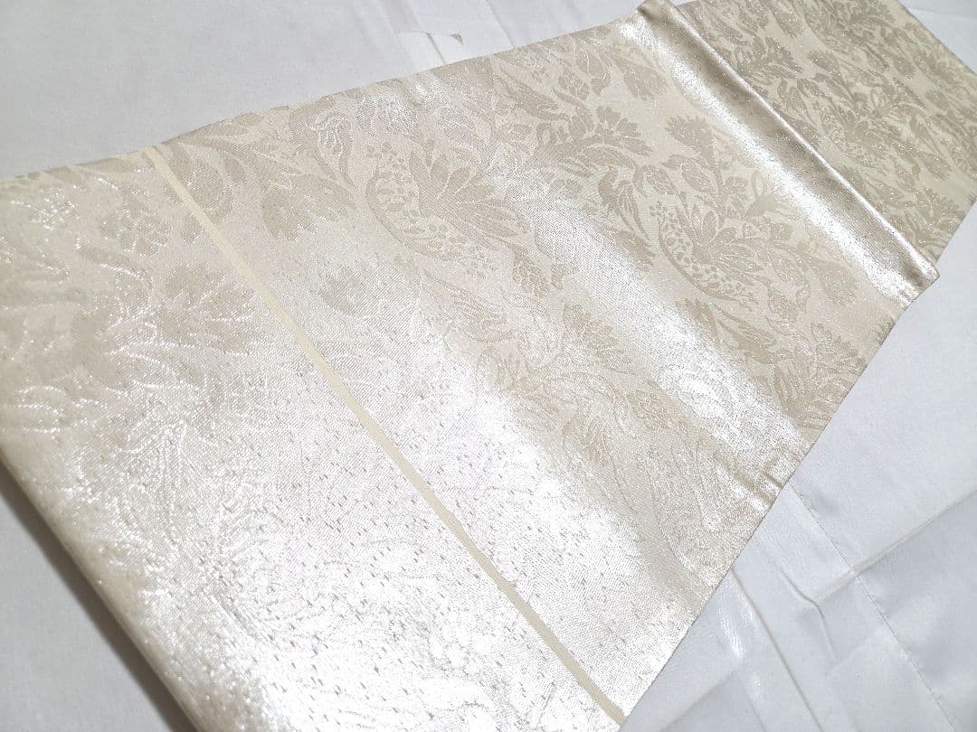 A 美品 唐草唐花模様 白 銀糸 単色 無彩色 六通 正絹 フォーマルな袋帯