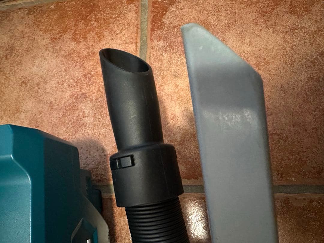 Makita 充電式クリーナーCL184DRF（バッテリー、充電器付）