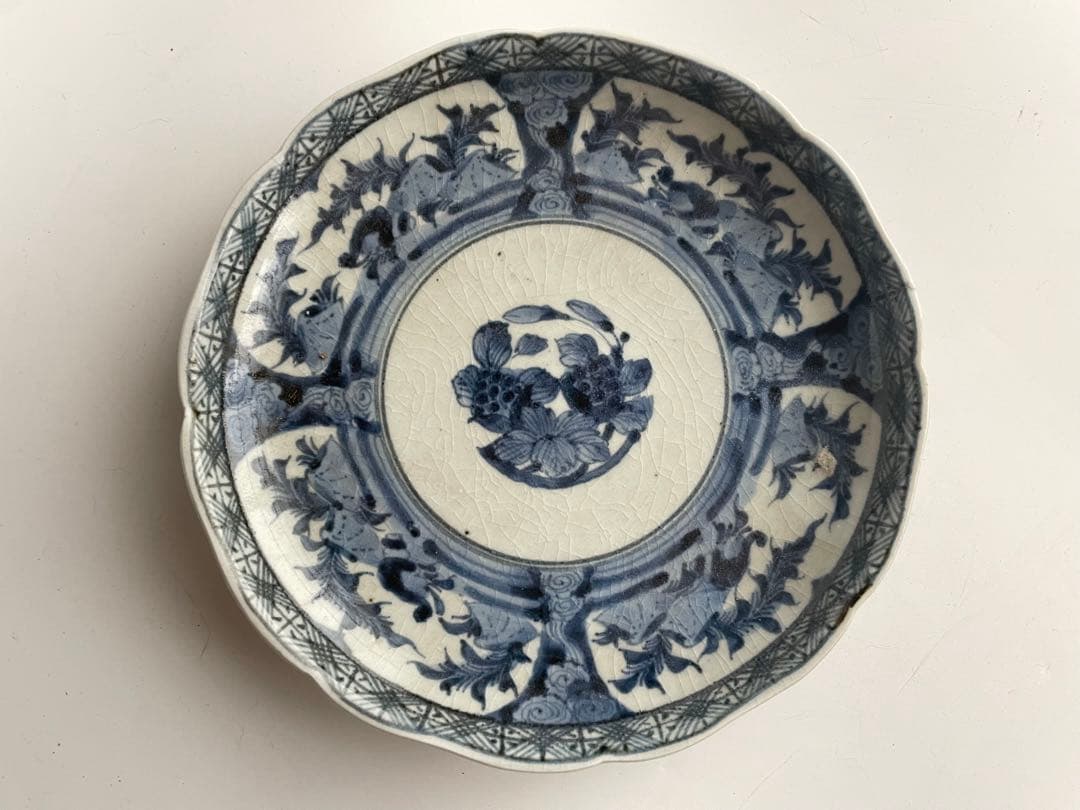 骨董　アンティーク　古伊万里　染付窓絵　花文様　輪花縁　七寸皿　渦福