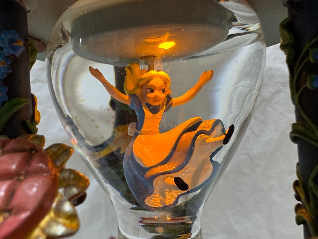 ディズニー 不思議の国のアリス 砂時計型ライトアップ オルゴール付スノーグローブ