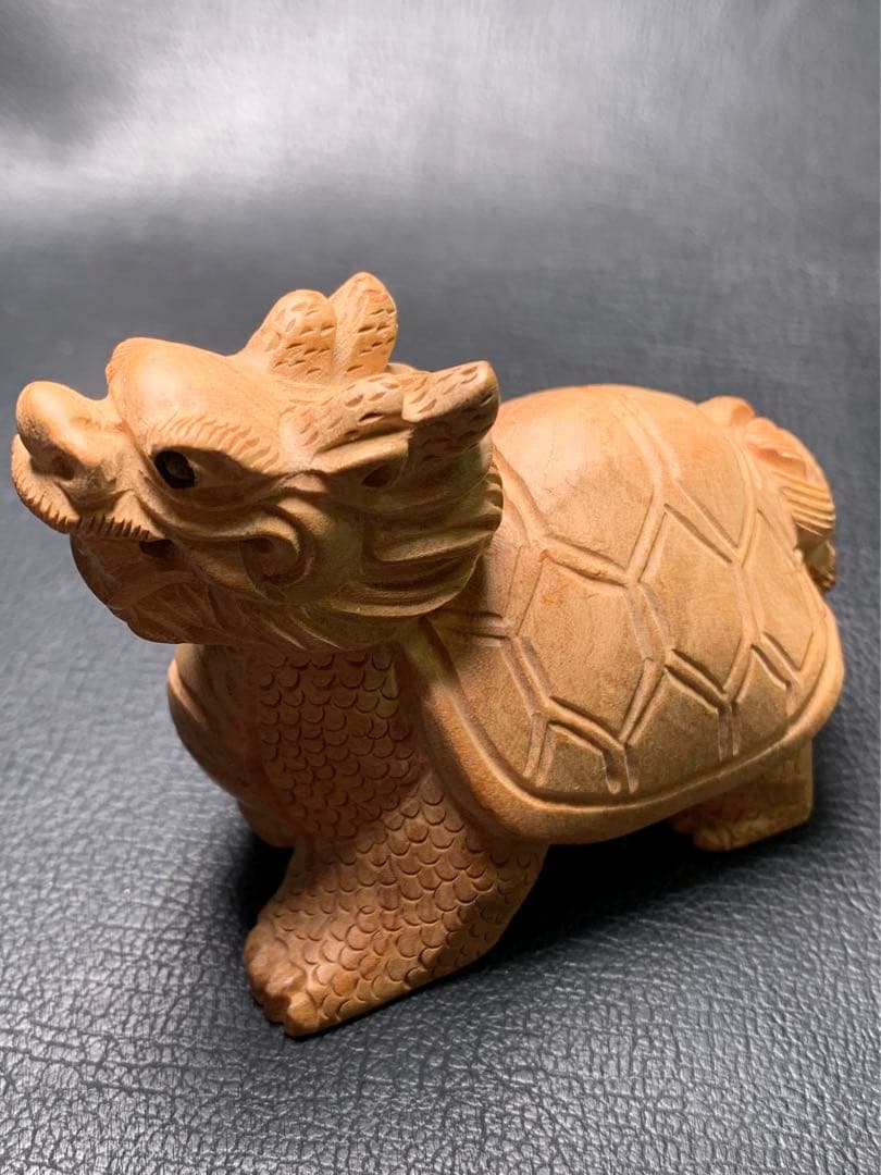 030871　桃の木素材　龍亀　手彫り　約45*75ミリ