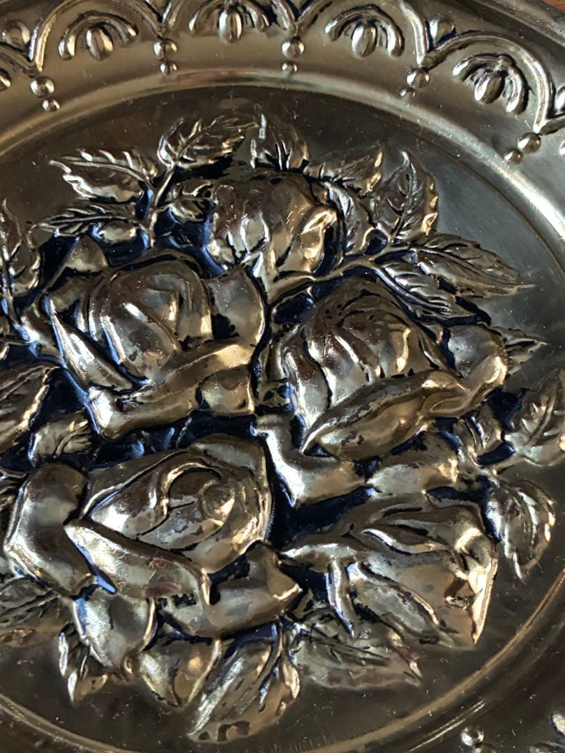 イギリス　アンティーク　真鍮　飾り皿　ビクトリアン　薔薇柄　バラ　100年