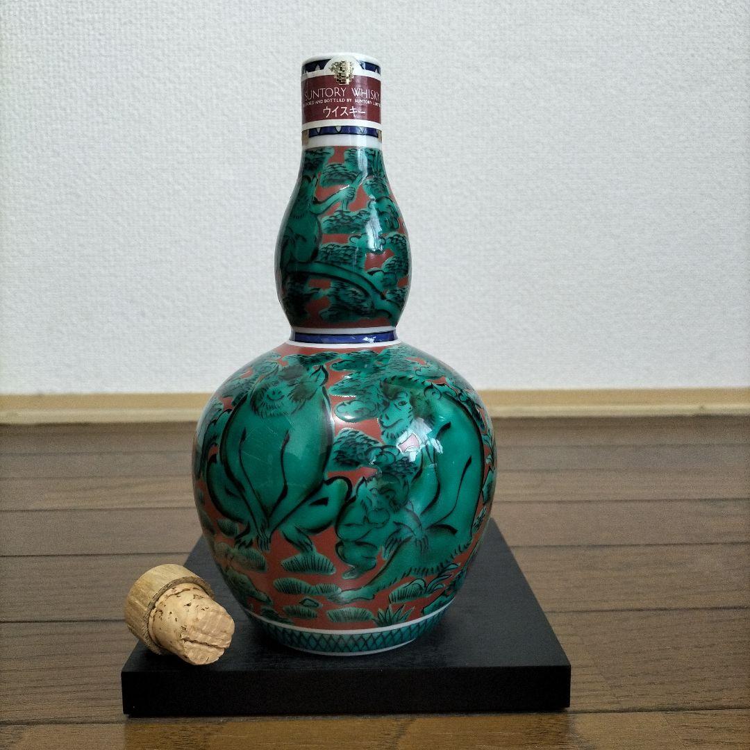空き瓶　サントリー 特製ウイスキー 【九谷焼 瓢型木米風申文 】木箱、台座付き