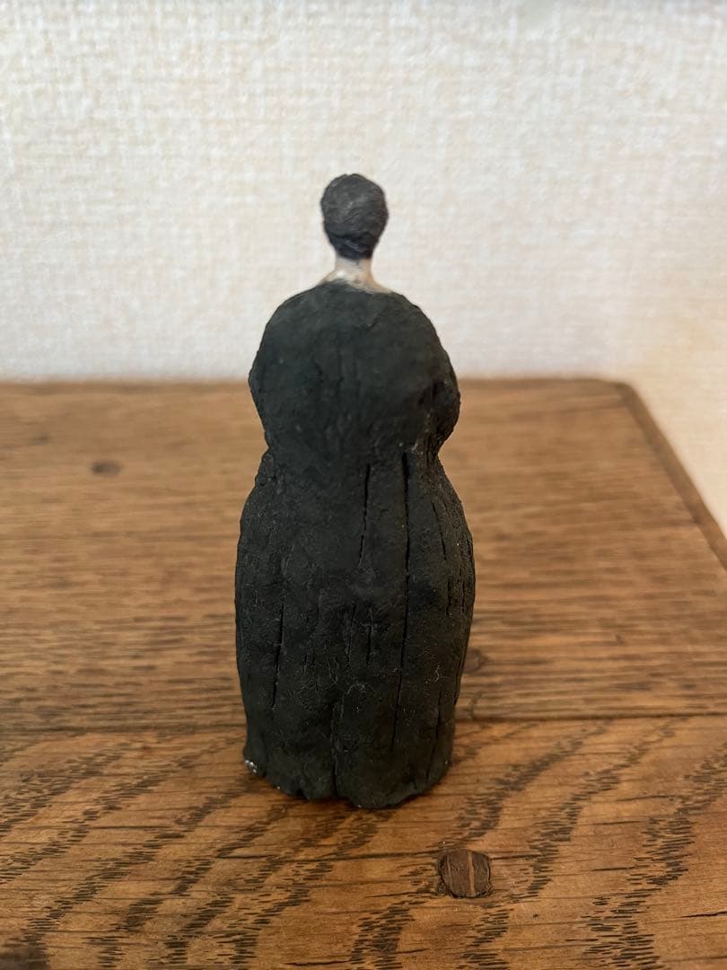 八窪章吾　緑の衣服の女性　オブジェ