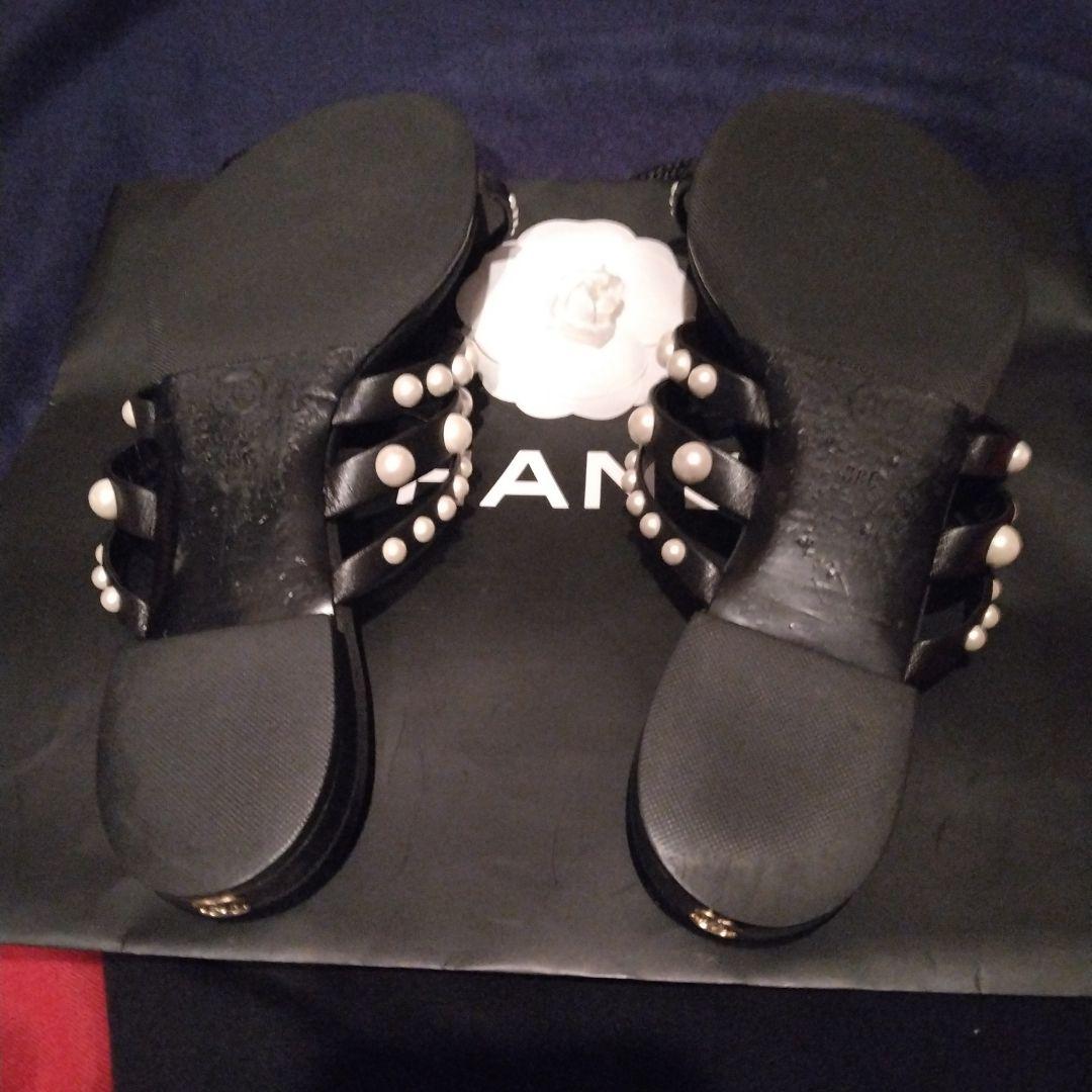 パール装飾シャネルサンダル 黒