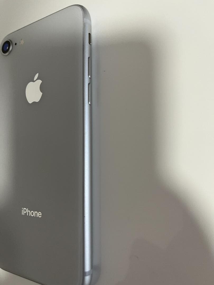 iPhone 8 64GB SIMフリー 動作確認済み（SIM部分に破損あり）