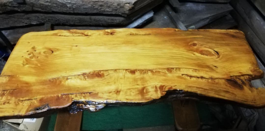 126 黄金色に輝く　テーブル