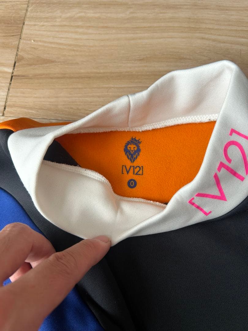 V12 クレイジーモックネック