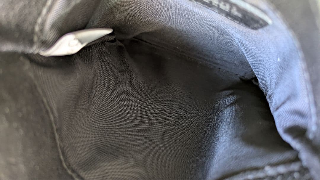 ゴルチエ　レザーサコッシュ　黒バッグ