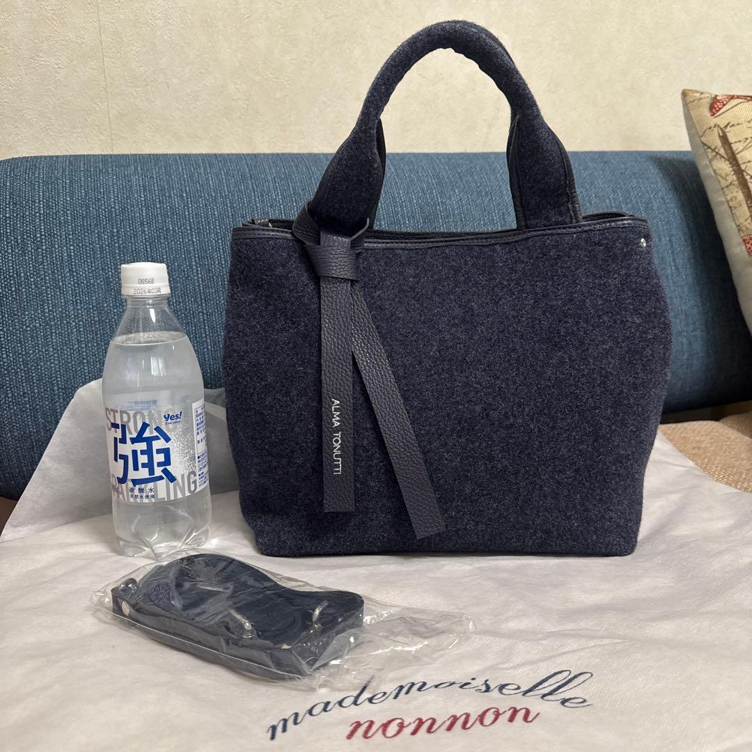 【新品・未使用】マドモアゼルノンノン　イタリア製秋冬ツーウェイバッグ　ネイビー