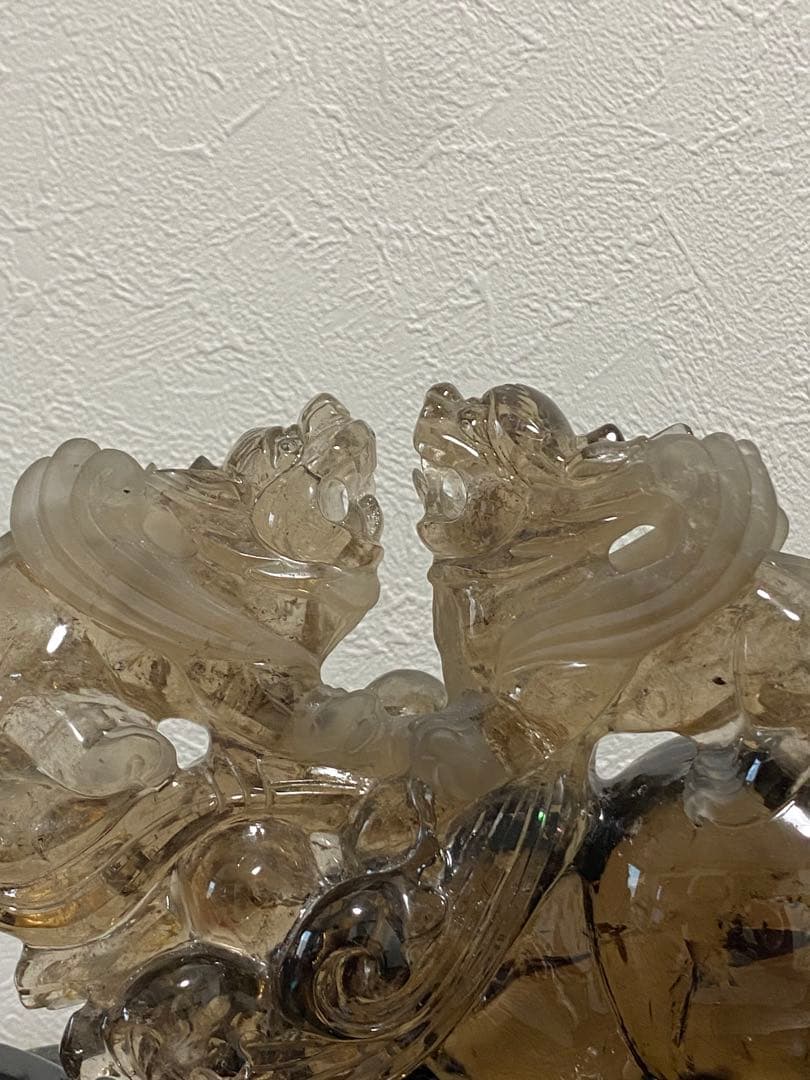 水晶 スモーキークオーツ 貔貅彫刻置物 黒色台座付き
