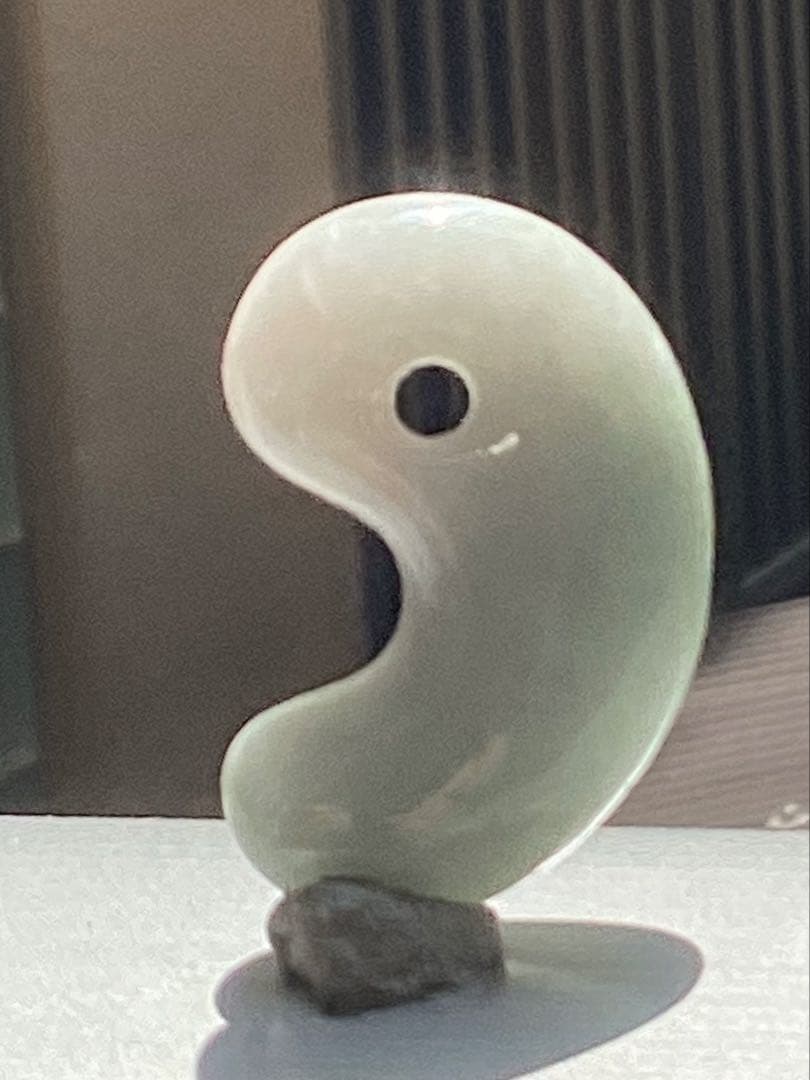 ✳摩訶不思議**吉祥開運　糸魚川翡翠小滝産*勾玉　守護石にお持ちください　鑑別書