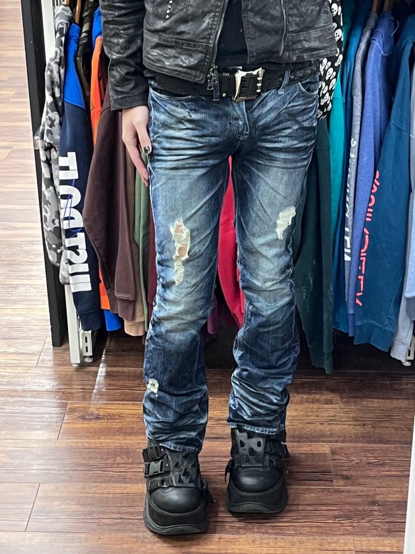 FUGA 鬼ヒゲ フレアダメージデニム