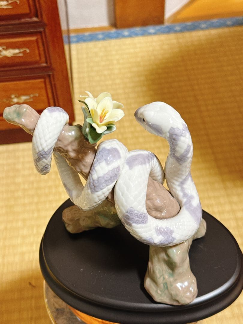 スペインの上品な「リャドロ」製の蛇年の生肖磁器人形の置物