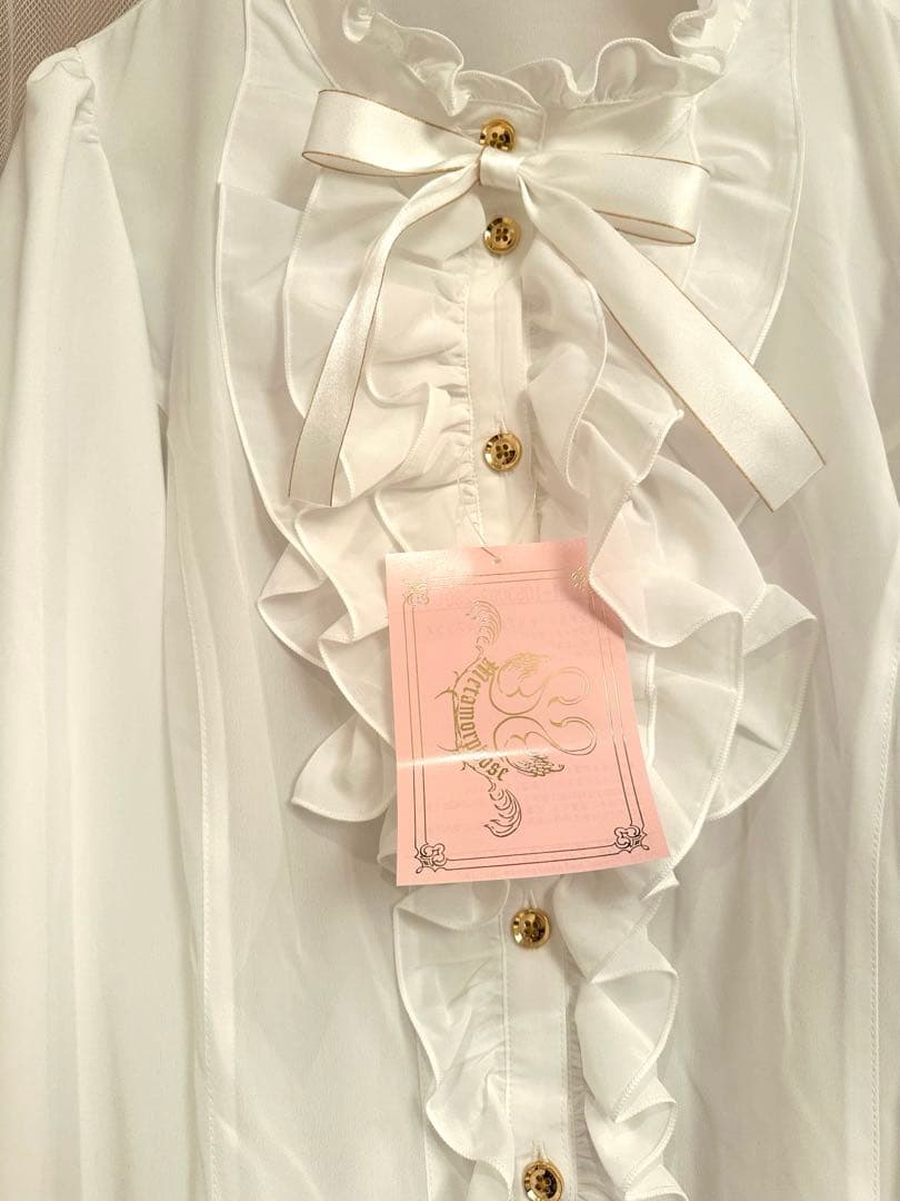 新品　メタモルフォーゼ スタンドカラートリプルフリルブラウス　プラスサイズ