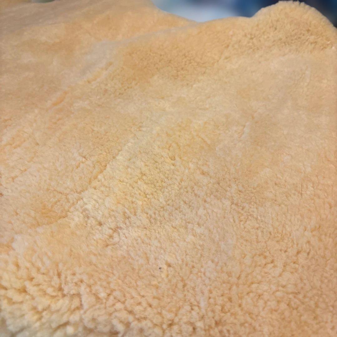 値引きします。必要な方にどうぞ！ベージュ ⚫︎ムートン二匹ものナーシングラック