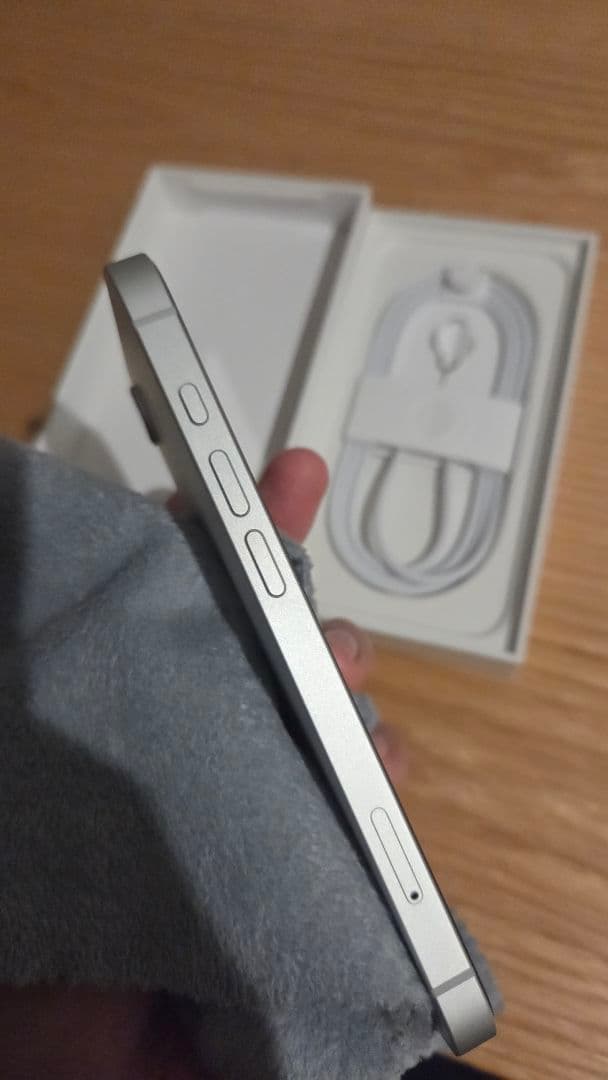 Apple iPhone 16e ホワイト 本体　128GB