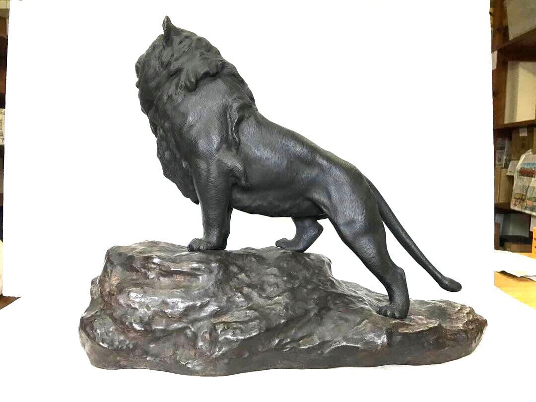 銅製:岩上ライオン置物