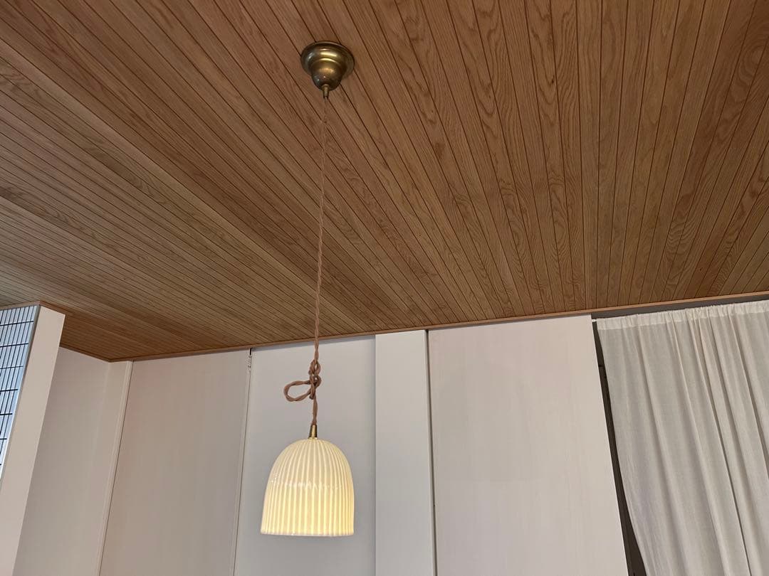 イギリス　アンティーク　ペンダントライト　ホワイト　艶あり