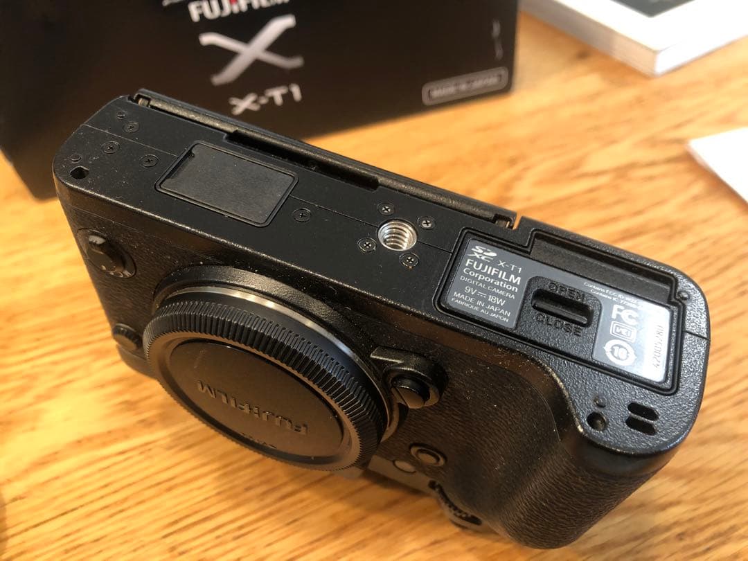 FUJI X-T1本体　バッテリー3個　フラッシュ　書籍　革製ケース